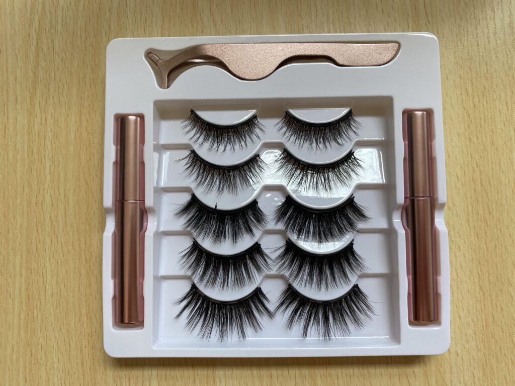 5 pairs of lashes, 2 magnetic eyeliner, 1 lash applicator 